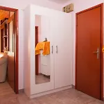 2 Bedroom Lovely In Πούλα