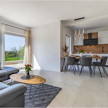 Apartment 2 Bedroom Lovely In Pula