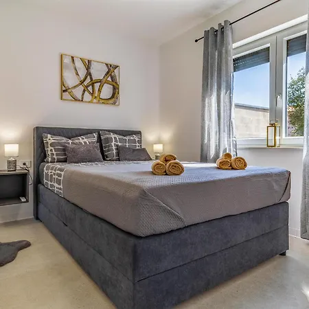 Apartment 2 Bedroom Lovely In Pula