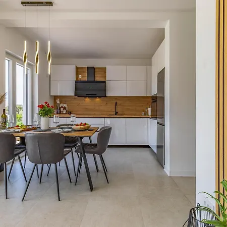 Apartment 2 Bedroom Lovely In *