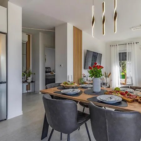 2 Bedroom Lovely In Apartment Pula