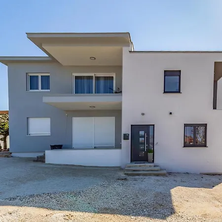 2 Bedroom Lovely In