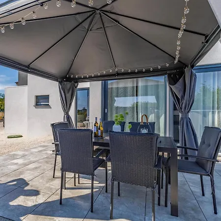 2 Bedroom Lovely In * Pula