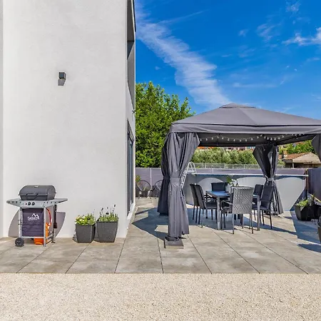 2 Bedroom Lovely In Lägenhet *