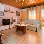 2 Bedroom Lovely In Apartment